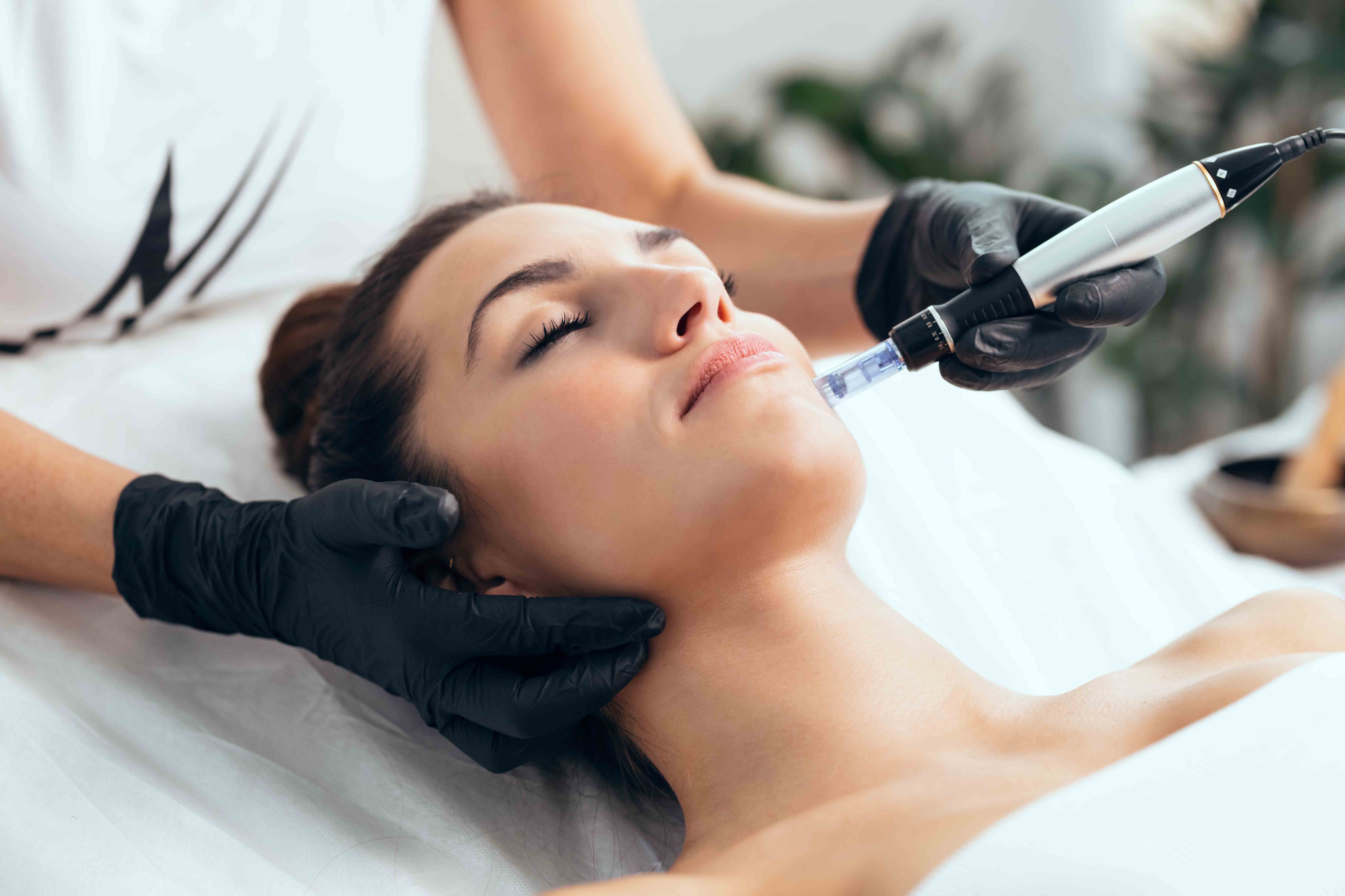 Shot,Of,Cosmetologist,Making,Mesotherapy,Injection,With,Dermapen,On,Face